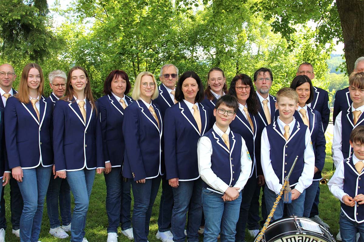 Spielmannszug 1985 Buchenau: Bilder mit neuer Uniform und aktueller Besetzung