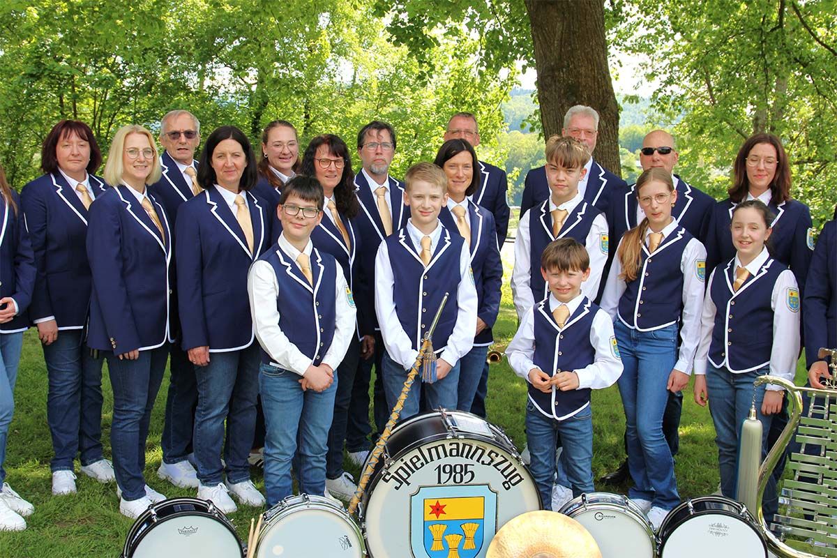Spielmannszug 1985 Buchenau: Bilder mit neuer Uniform und aktueller Besetzung