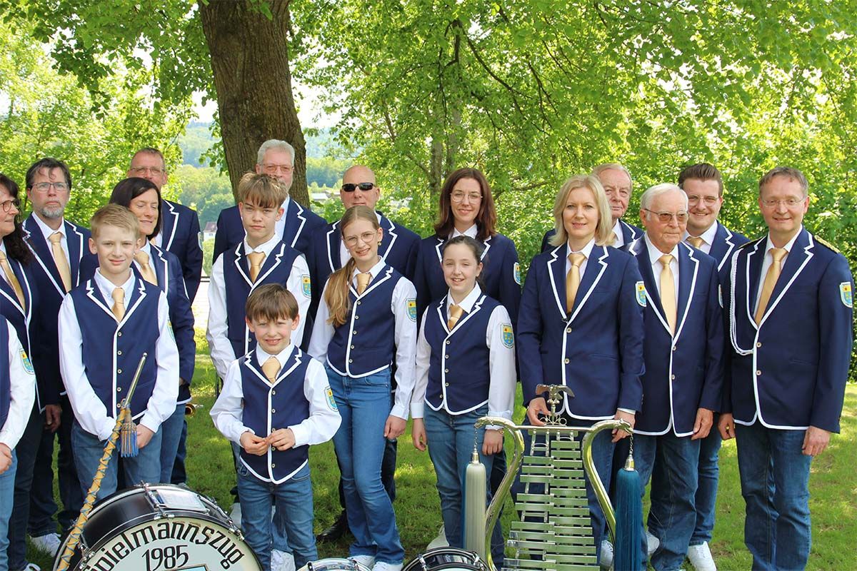 Spielmannszug 1985 Buchenau: Bilder mit neuer Uniform und aktueller Besetzung